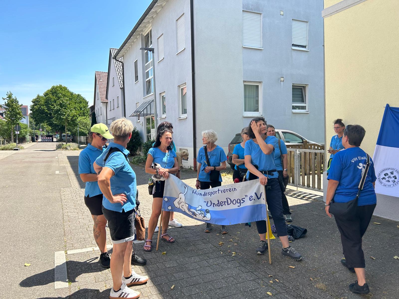 Wir warten im Schatten
