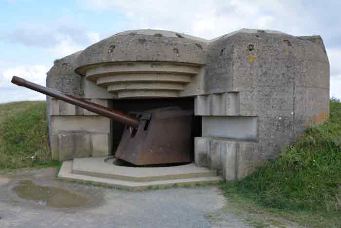 Longues-sur-Mer abrite une batterie allemande, un site historique majeur des plages du débarquement en Normandie. Ses canons préservés offrent un témoignage saisissant de l'ingénierie militaire allemande et de l'affrontement lors du Jour J.