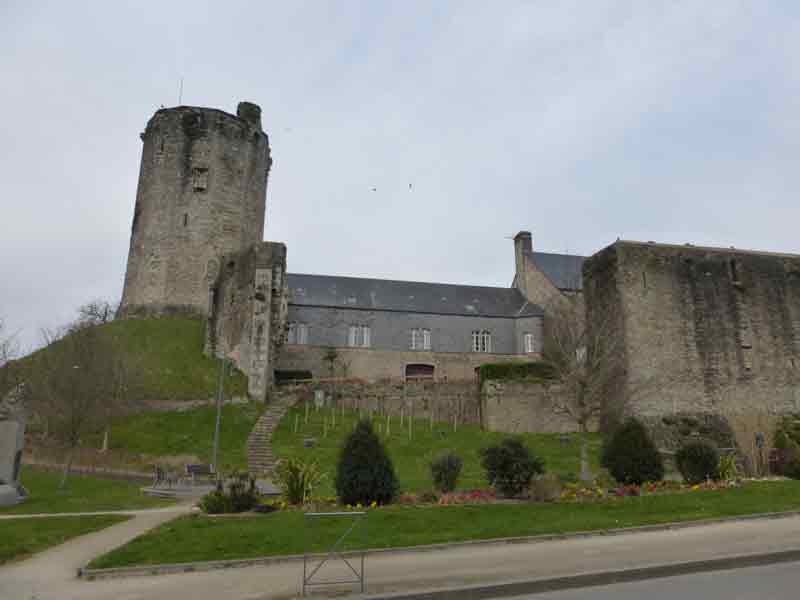 Bricquebec possède un riche patrimoine historique. Le château de Bricquebec, construit au XIe siècle, est l'un des sites historiques les plus importants de la commune.
