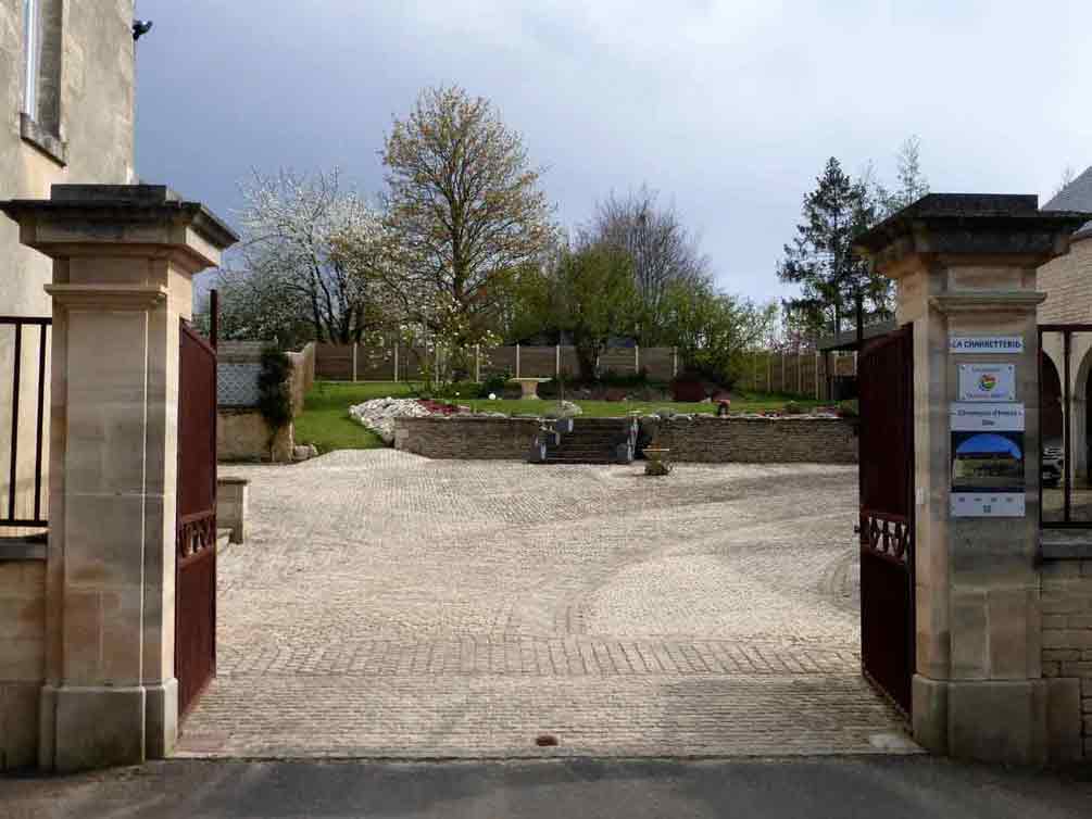 L'entrée puis sa cour