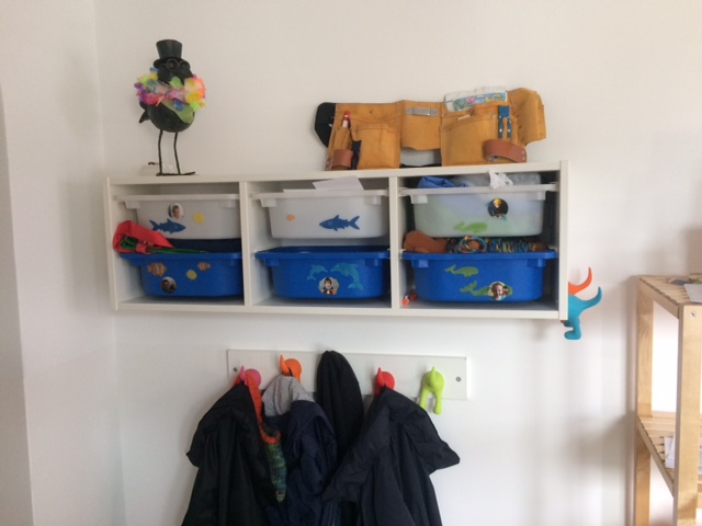 Spielendes Kind auf Kuschelsack im Haus