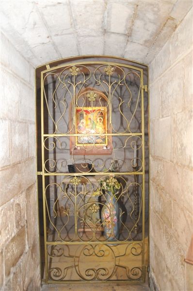 Entrada a la Gruta de la Natividad de la Virgen Niña bajo la Basilica de Santa Ana