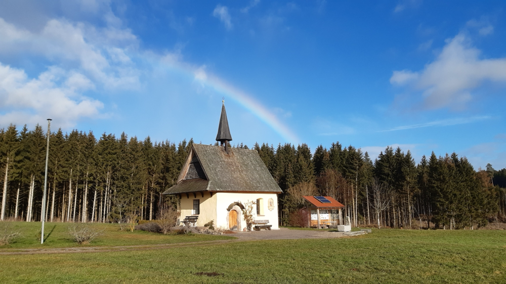 Kapelle unterm Regenbogen