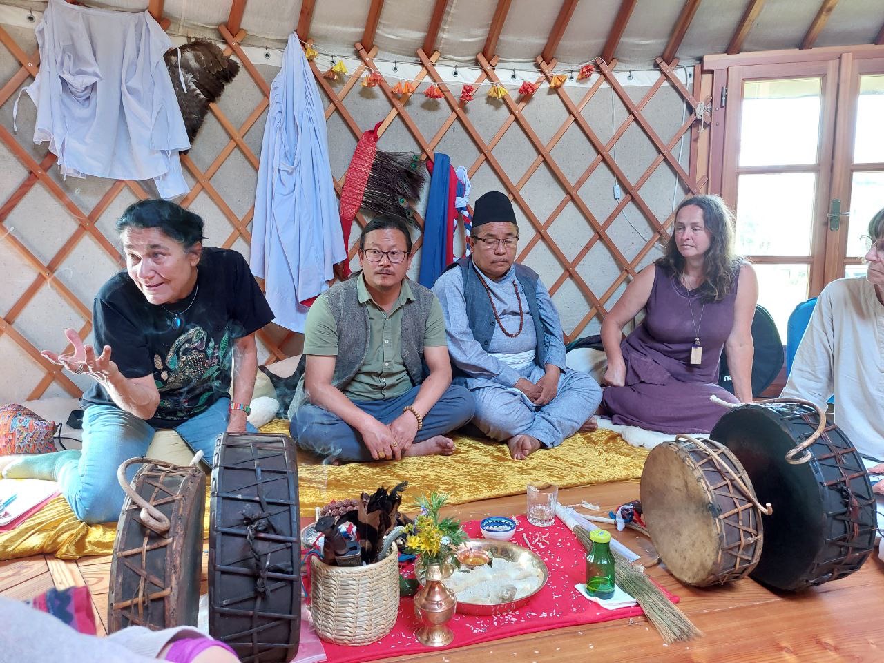 Claudia erklärt und ergänzt die Nepali