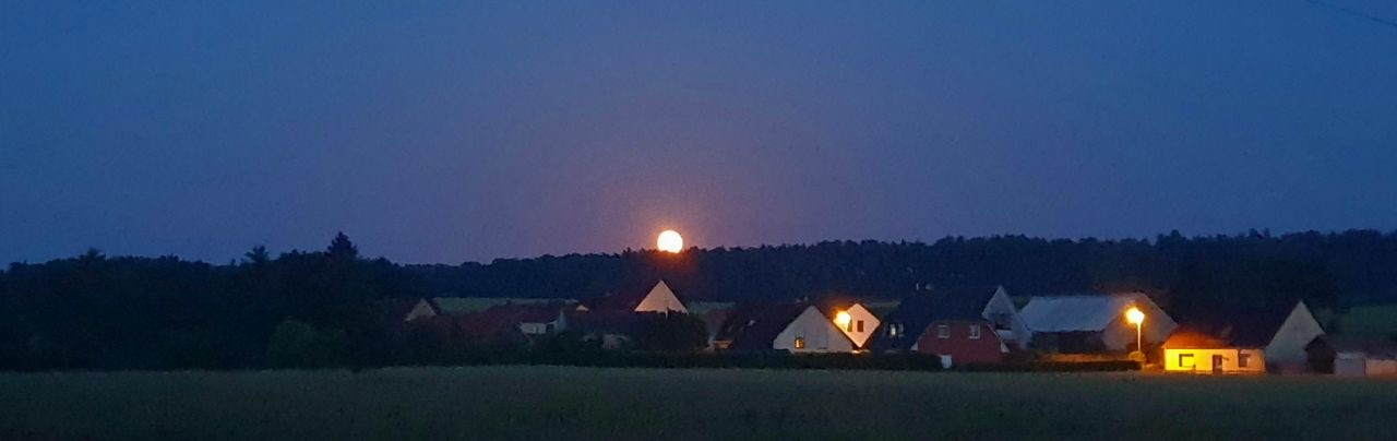 abends ging der Vollmond überm Platz auf