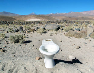 Toilette steht in Wüste