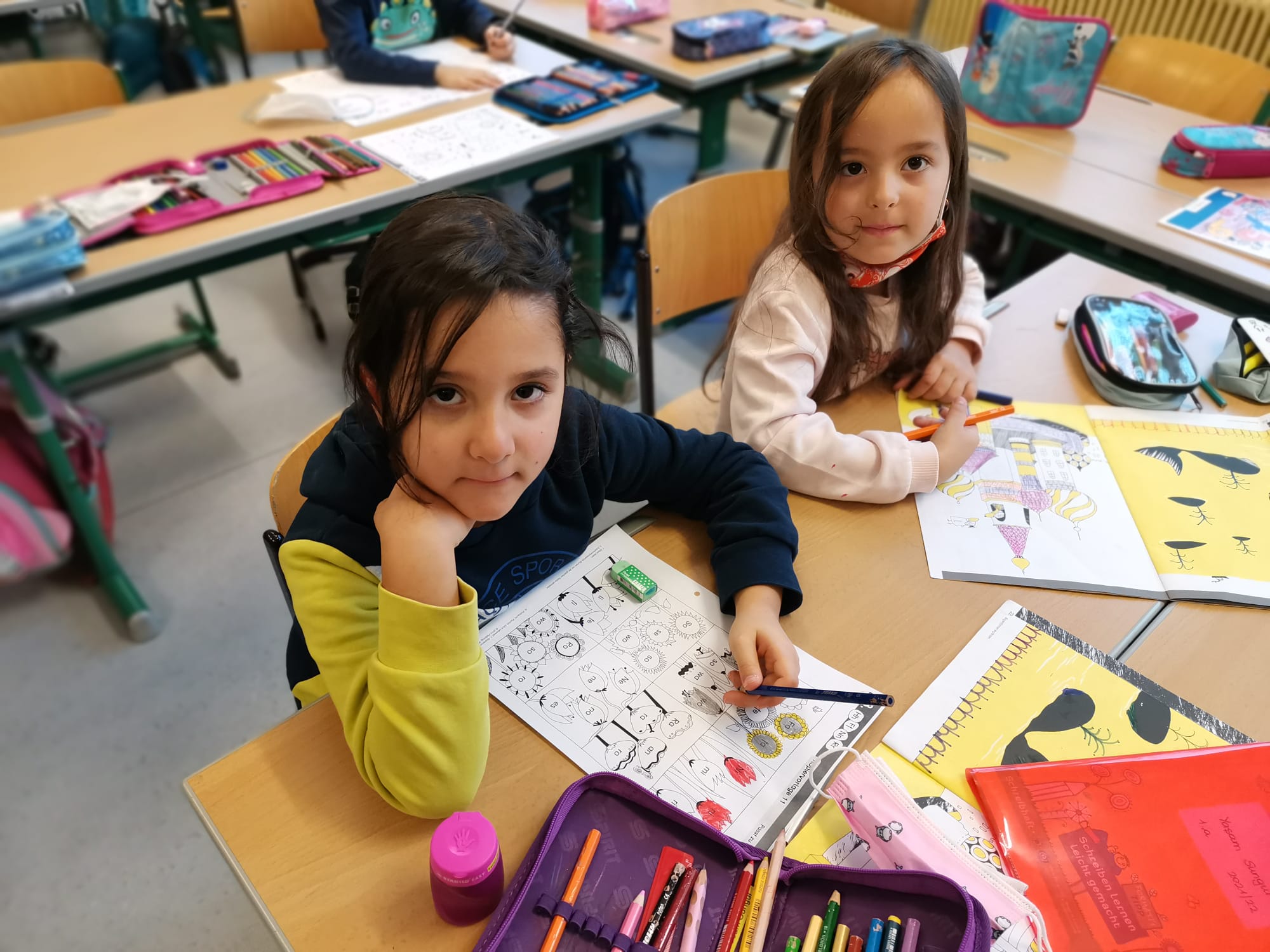 Wir Kinder der 1a arbeiten wieder fleißig an unserem Stationenplan. Das machen wir immer am Mittwoch.