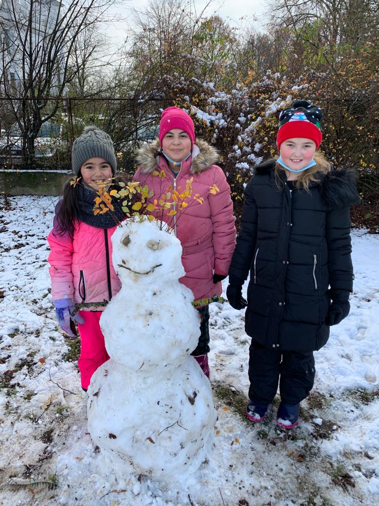 Wir haben einen Schneemann gebaut. 