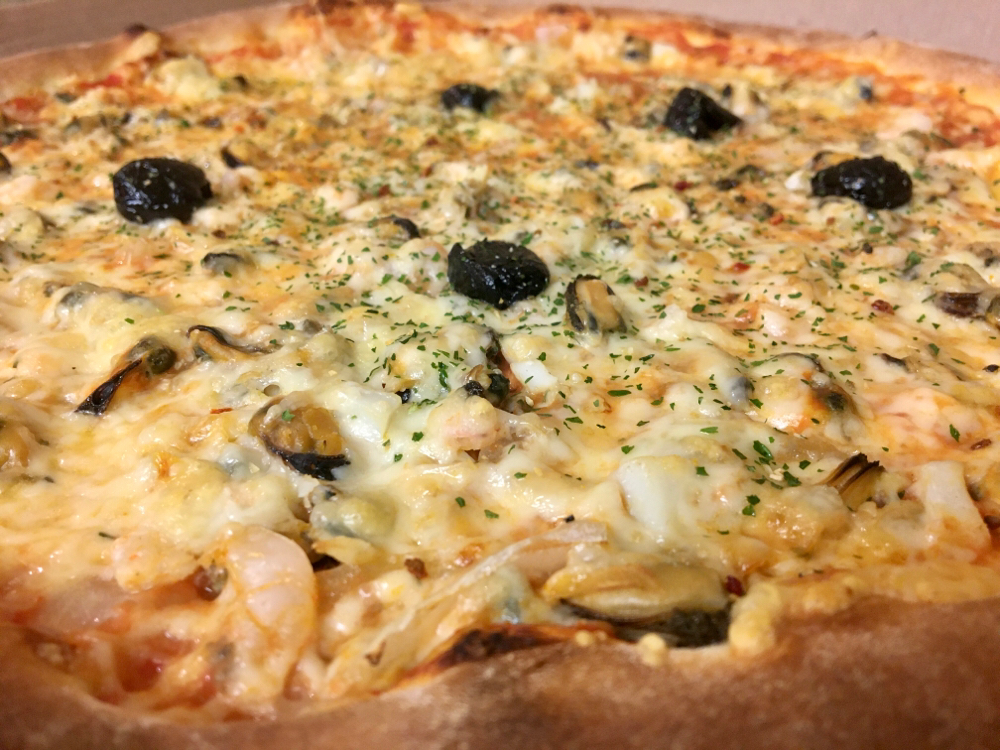 🌟🍕La FRUIT DE MER 🌟🍕composée de cocktail de fruits de mer, sauce tomate, persillade, oignons frais et vin blanc.  