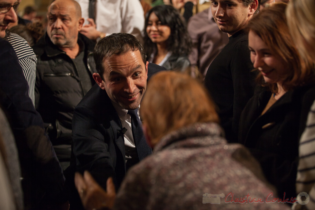 8 Benoît Hamon prend le temps de dialoguer avec une dame. Théâtre Fémina, Bordeaux. #benoithamon2017