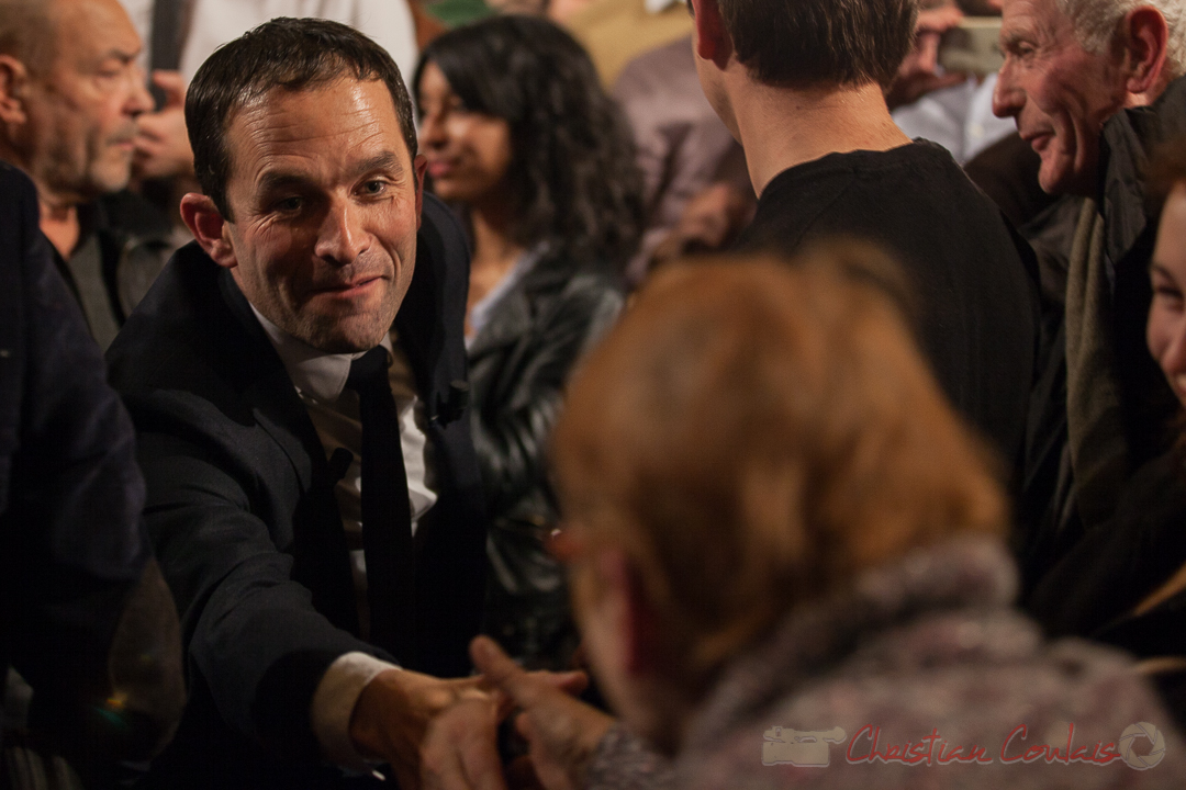 6 Benoît Hamon prend le temps de dialoguer avec une dame. Théâtre Fémina, Bordeaux. #benoithamon2017