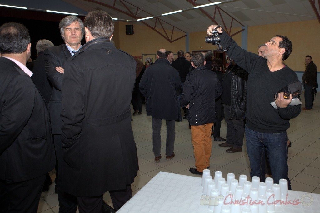 Pierre Lascourrèges, Sud-Ouest "couvre" Stéphane le Foll, lors du Meeting "Majorité départementale" aux élections départementales de la Gironde, Blasimon, 9 mars 2015