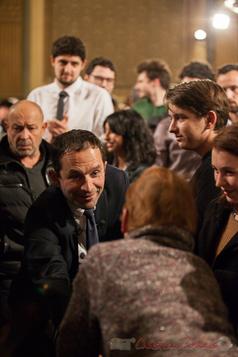 9 Benoît Hamon prend le temps de dialoguer avec une dame. Théâtre Fémina, Bordeaux. #benoithamon2017