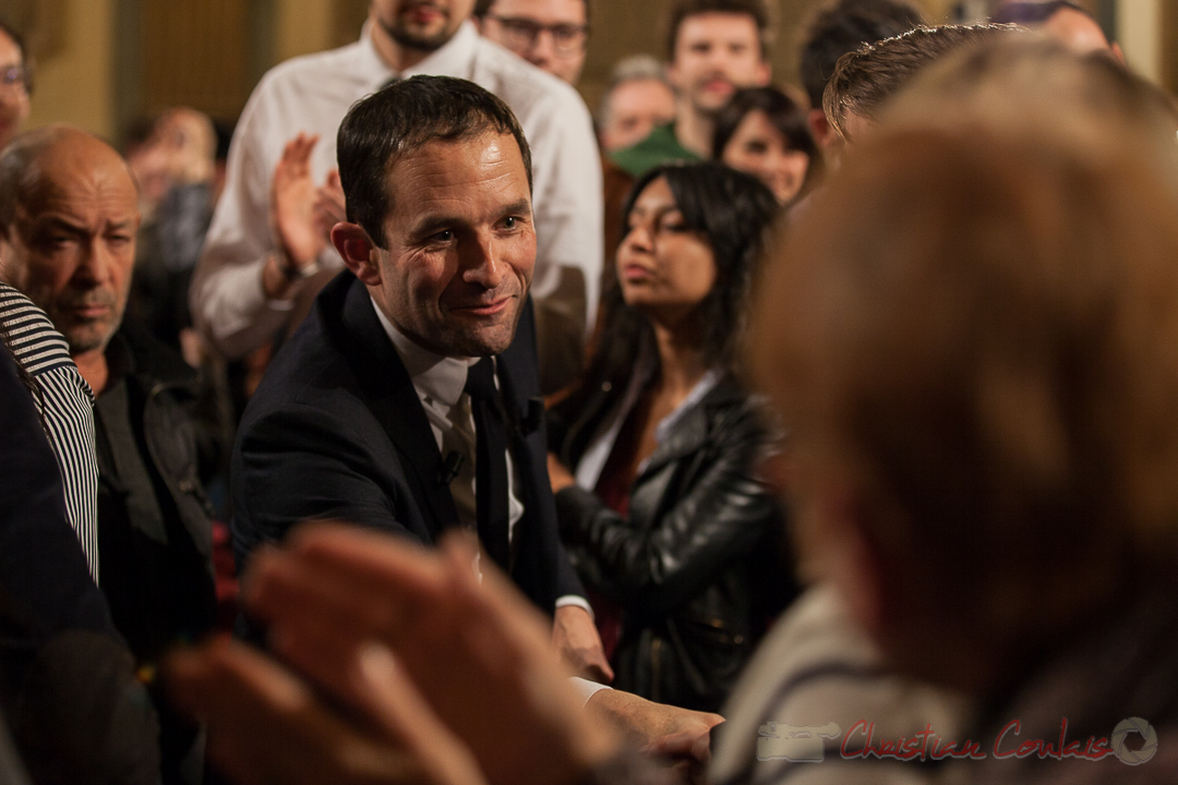 3 Benoît Hamon prend le temps de dialoguer avec une dame. Théâtre Fémina, Bordeaux. #benoithamon2017