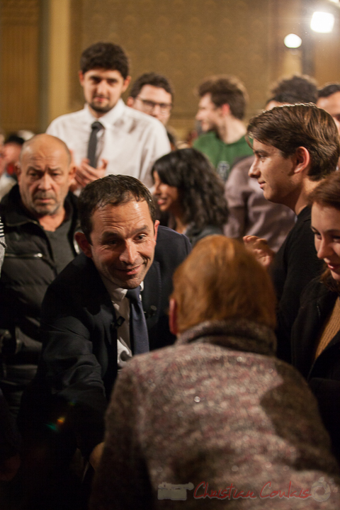 10 Benoît Hamon prend le temps de dialoguer avec une dame. Théâtre Fémina, Bordeaux. #benoithamon2017