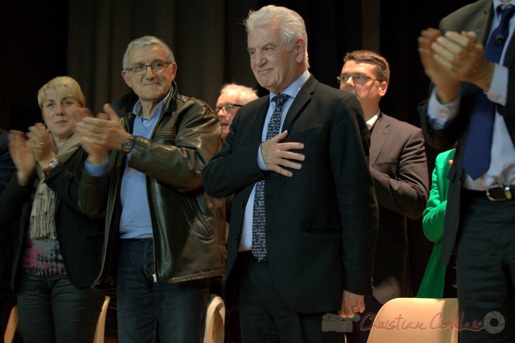 Sourire de Philippe Madrelle, Sénateur, Président du Conseil général de la Gironde, main sur le cœur. Meeting "Majorité départementale" aux élections départementales de la Gironde, Blasimon, 9 mars 2015