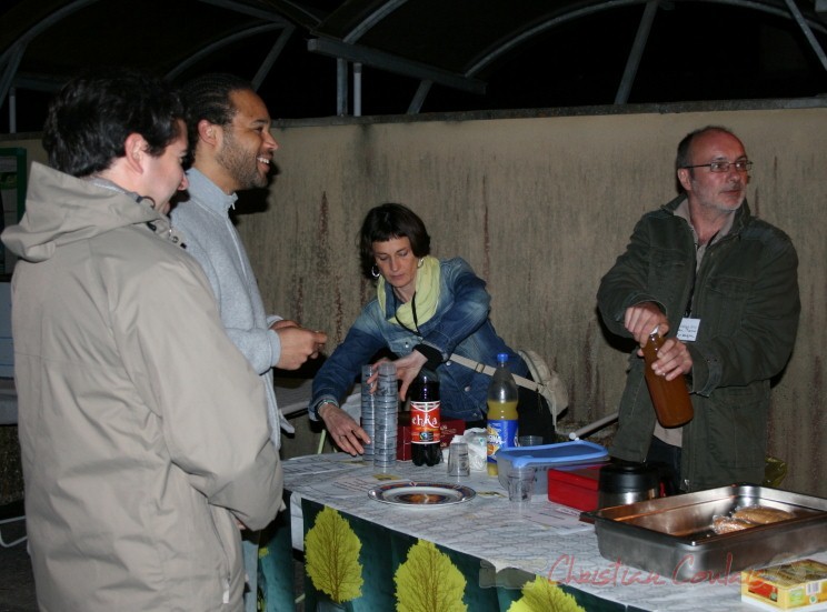 Restauration sur place. Sortie du concert de Fada. Festival JAZZ 2010, salle culturelle de Cénac. 14/05/2010