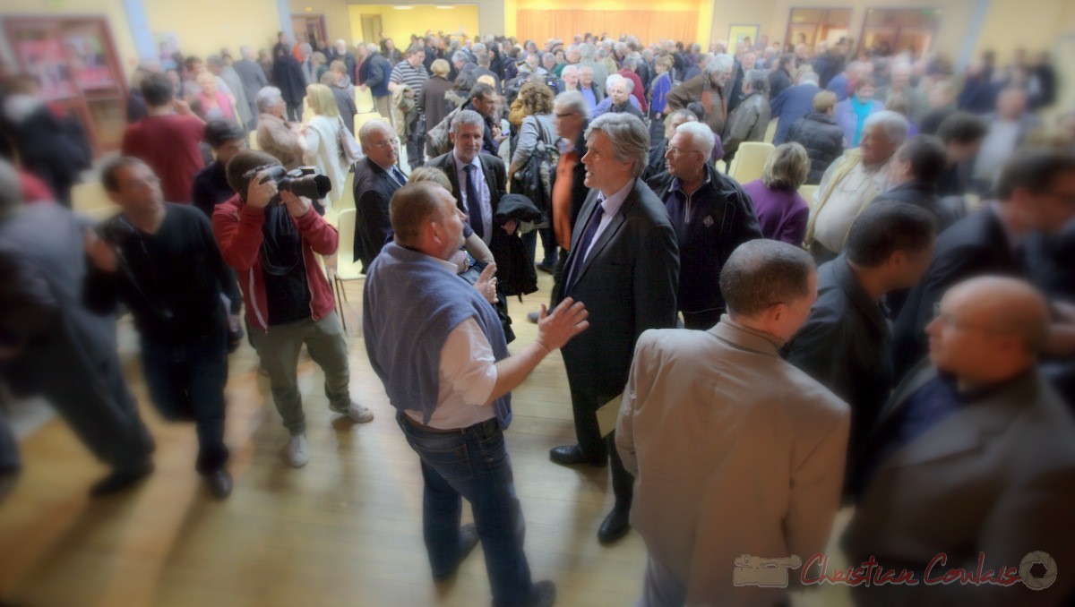 Stéphane le Foll, Ministre de l'Agriculture, de l'Agroalimentaire, et de la Forêt est abordé par un viticulteur. Meeting "Majorité départementale" aux élections départementales de la Gironde, Blasimon, 9 mars 2015