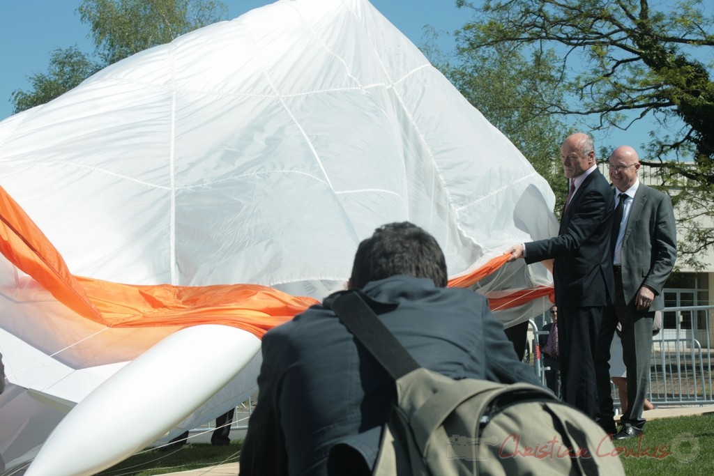 Latresne. Inauguration de l'Aérocampus Aquitaine. Une voile de parachute découvre le drone-cible CT.20 de Nord Aviation