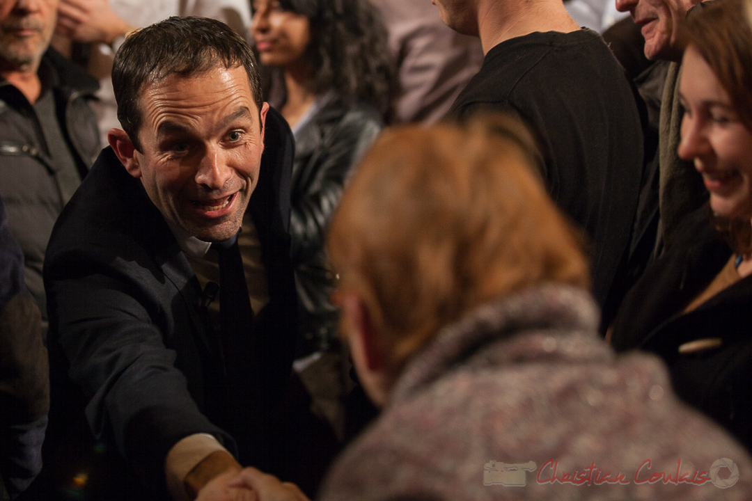 7 Benoît Hamon prend le temps de dialoguer avec une dame. Théâtre Fémina, Bordeaux. #benoithamon2017