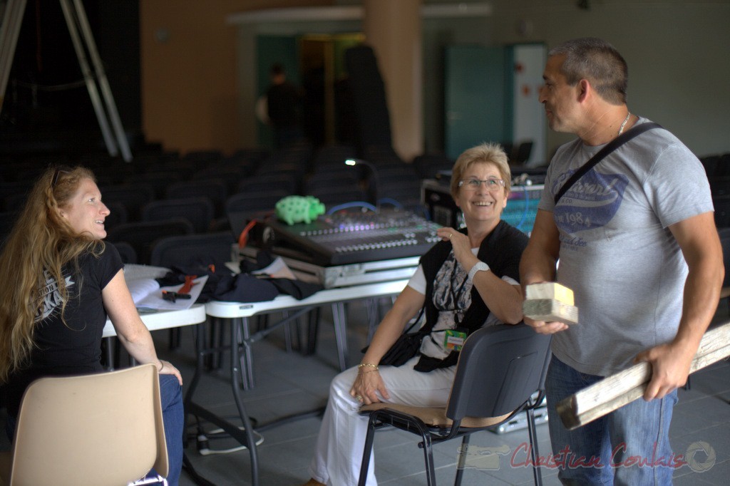 Leslie Seuve, responsable Lumières, Maryse Pinol, bénévole, Manuel Dos Santos Matos, responsable technique de Cénac. Coulisses Festival JAZZ360, 12/06/2015