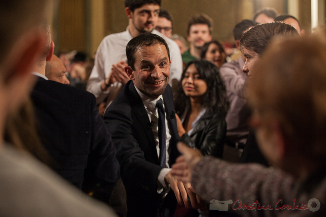 4 Benoît Hamon prend le temps de dialoguer avec une dame. Théâtre Fémina, Bordeaux. #benoithamon2017