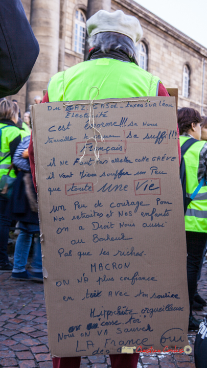 Manifestation des gilets jaunes, place de la République à Bordeaux, ce 17 novembre 2018. Photo : Christian Coulais