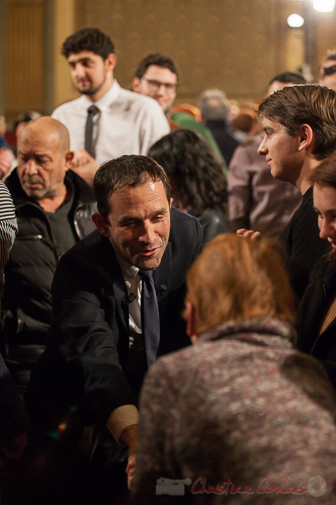 11 Benoît Hamon prend le temps de dialoguer avec une dame. Théâtre Fémina, Bordeaux. #benoithamon2017