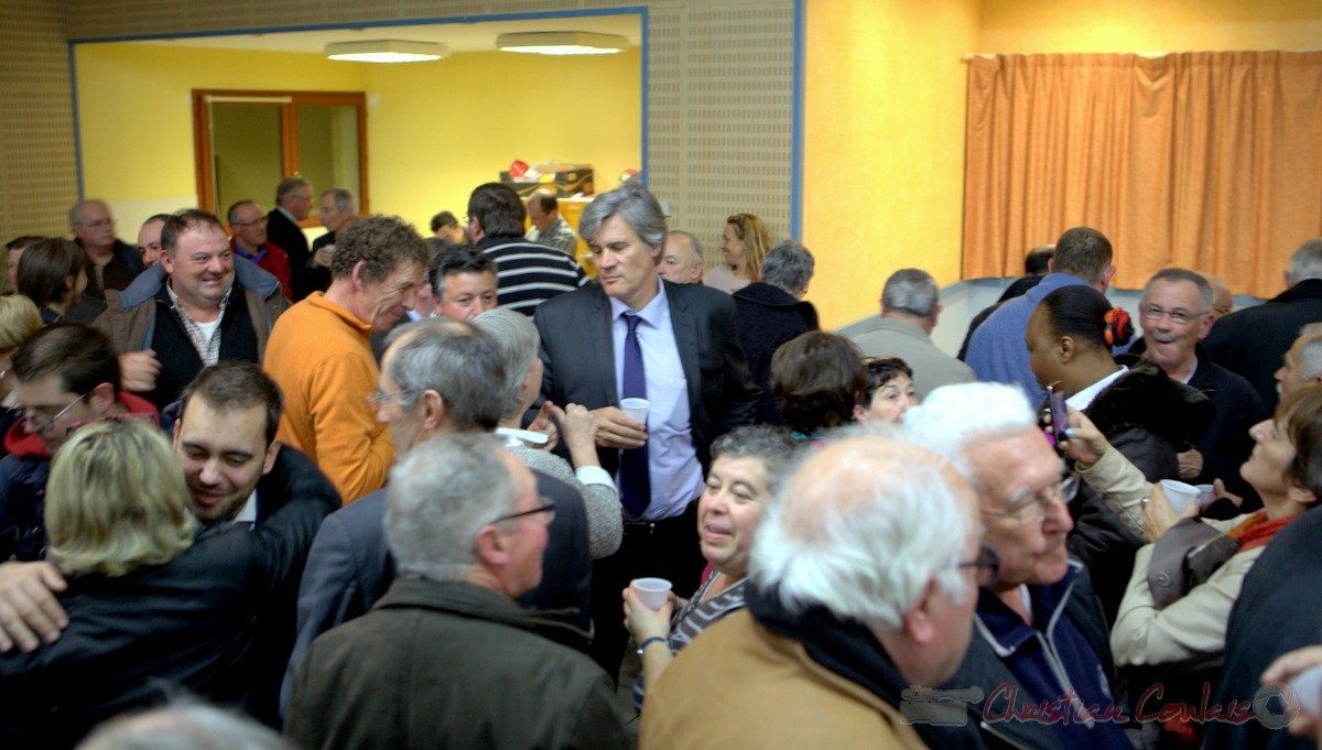 Bain de foule et séance photo avec Stéphane le Foll, Ministre de l'Agriculture, de l'Agroalimentaire, et de la Forêt. Meeting "Majorité départementale" aux élections départementales de la Gironde, Blasimon, 9 mars 2015