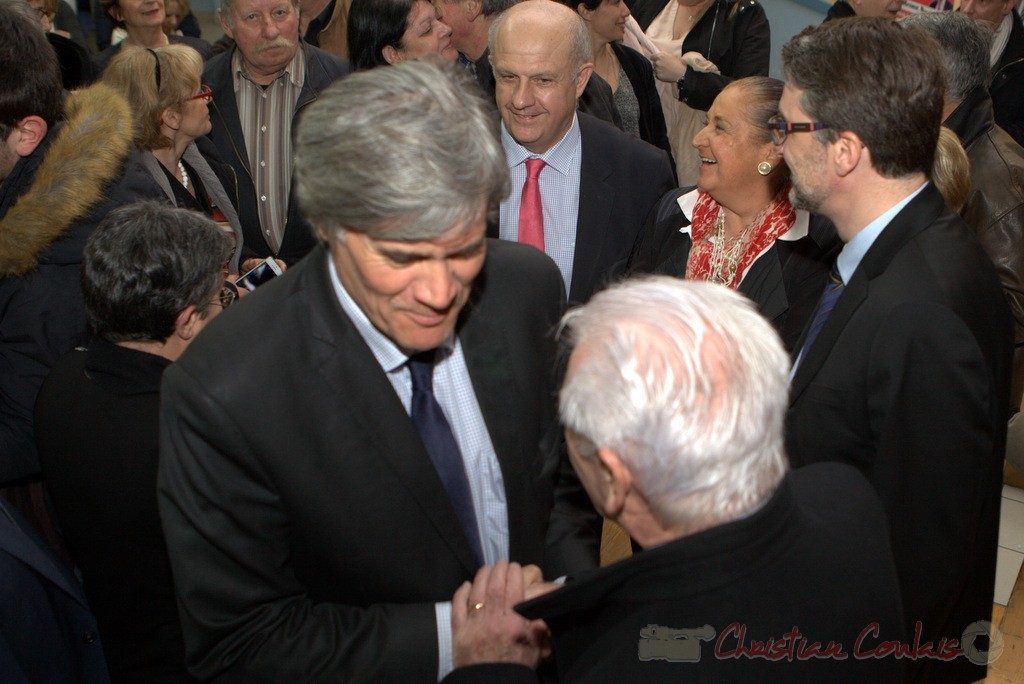 Poignée de main chaleureuse entre Stéphane le Foll et Philippe Madrelle. Meeting "Majorité départementale" aux élections départementales de la Gironde, Blasimon, 9 mars 2015