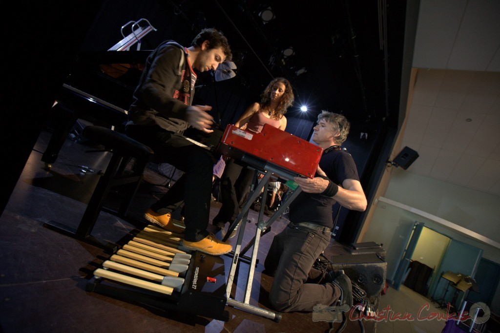 Laurent Coulondre, musicien, Marie Croc, technicienne, Pablo Jarraute, responsable son. Coulisses Festival JAZZ360, 12/06/2015