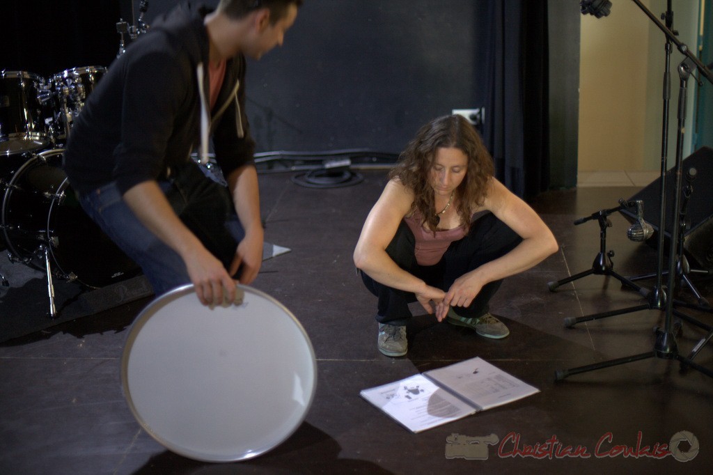 Hugo Raducanu, batteur, Marie Croc, technicienne. Coulisses Festival JAZZ360, 12/06/2015