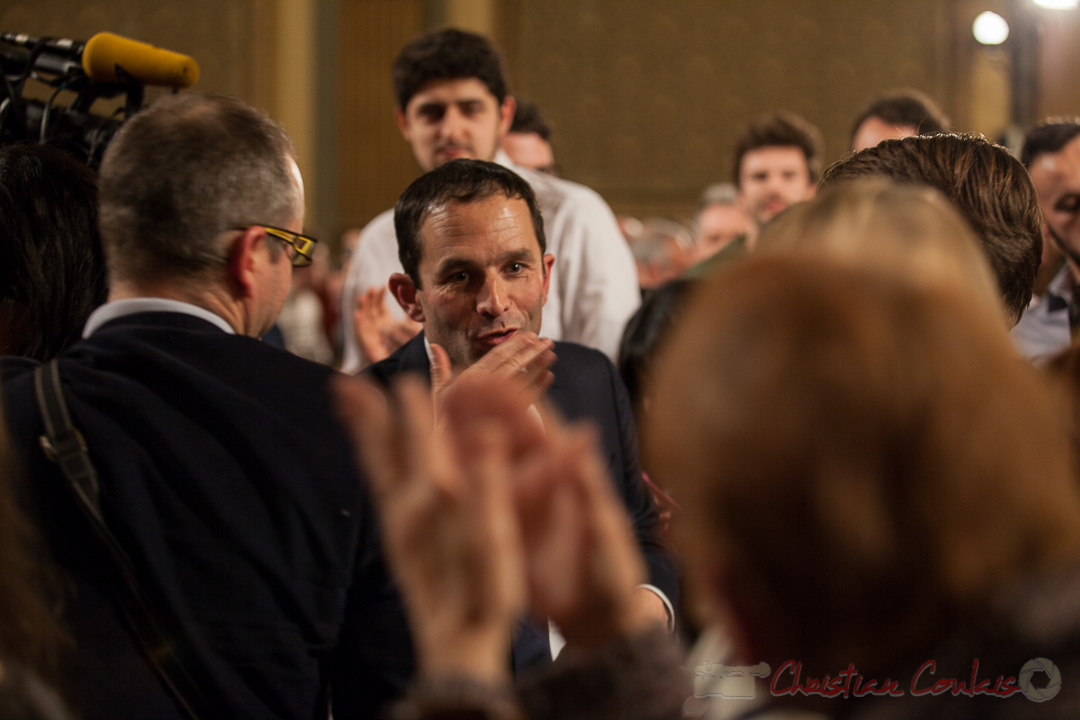 1 Benoît Hamon prend le temps de répondre à une dame. Théâtre Fémina, Bordeaux. #benoithamon2017