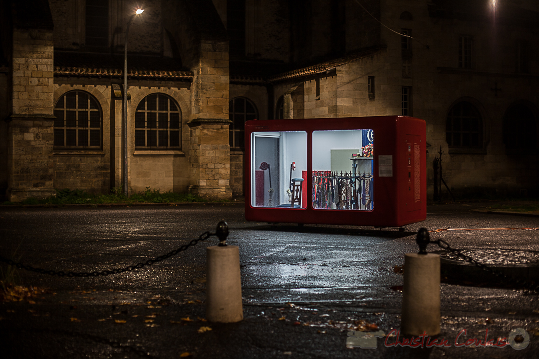 Rue de Tauzia, église Sainte-Croix de Bordeaux. Galerie Timbox mobile, Prête à l'emploi, Natacha Sansoz