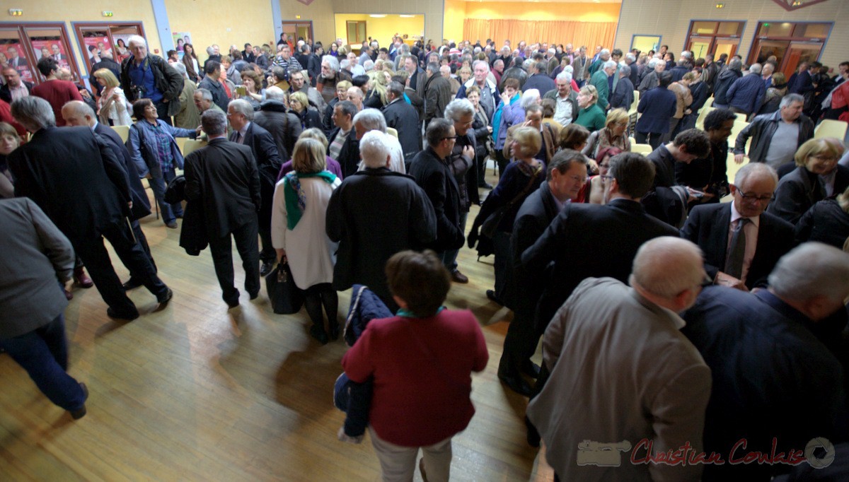 Bain de foule et séance photo avec Stéphane le Foll, Ministre de l'Agriculture, de l'Agroalimentaire, et de la Forêt. Meeting "Majorité départementale" aux élections départementales de la Gironde, Blasimon, 9 mars 2015