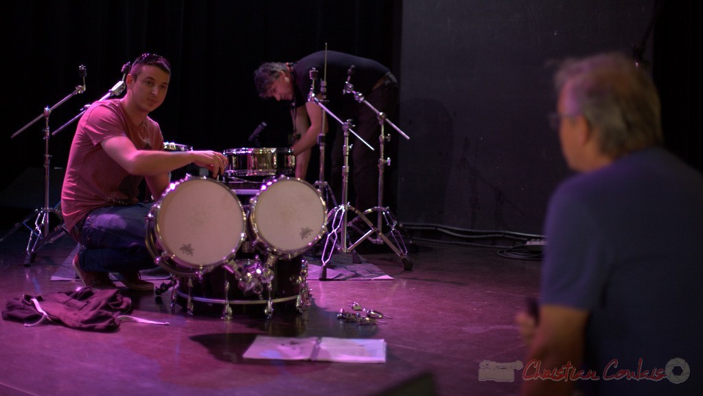 Hugo Raducanu, batteur, Pablo Jarraute, responsable son, Richard Raducanu, président de l'association JAZZ360. Coulisses Festival JAZZ360, 12/06/2015