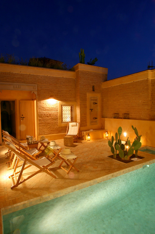 Terrasse avec piscine de nuit