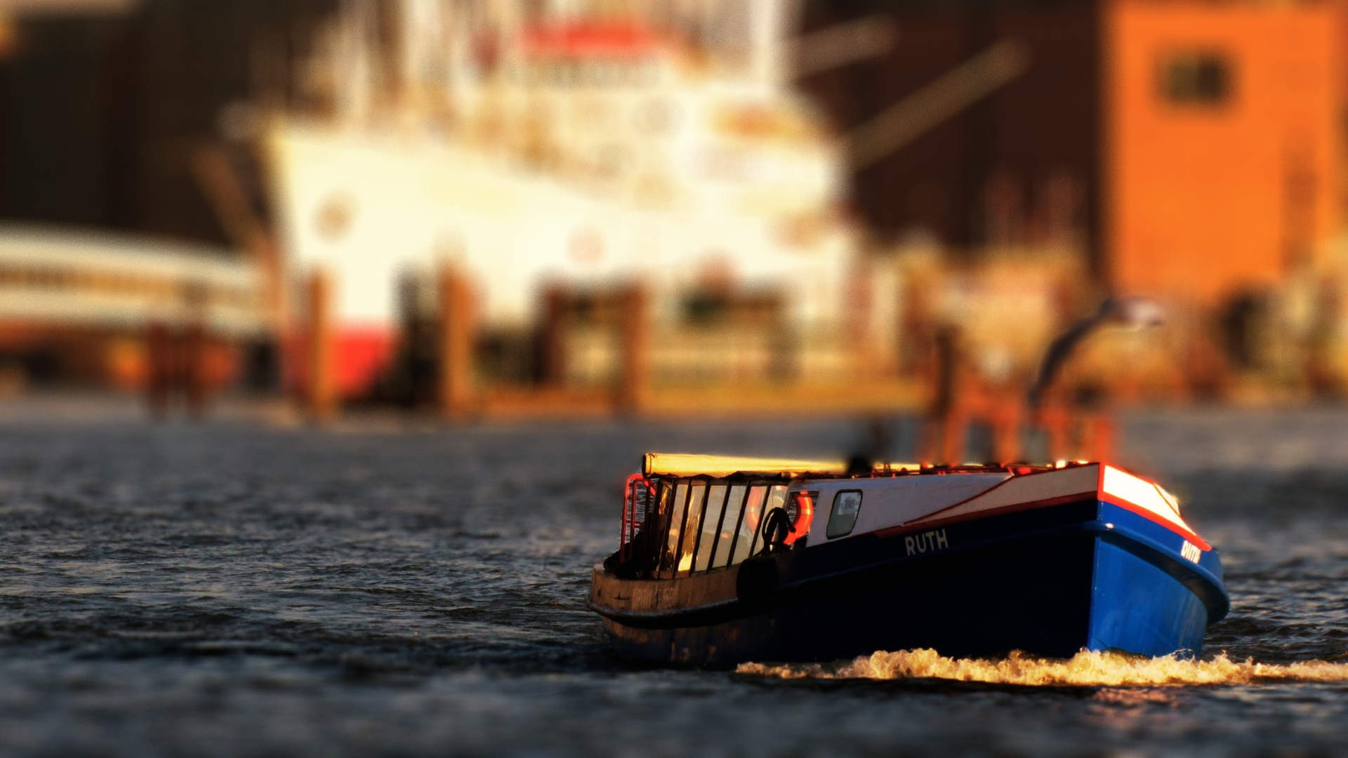 DIE HAFENRUNDFAHRT HAMBURG – MIT DEN BARKASSEN DEN HAMBURGER HAFEN ENTDECKEN