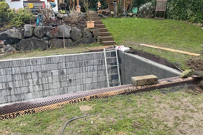 Schwimmbadbau / Teichbau mit Schalungssteinen