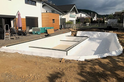 Schwimmbadbau / Teichbau mit Schalungssteinen
