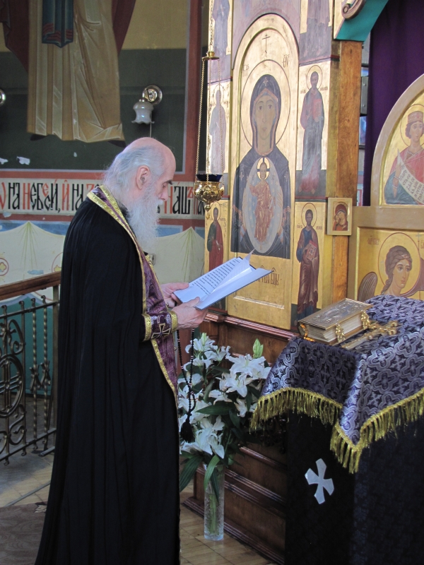 Bevor wir unsere Sünden bekennen spricht der Priester Gebete, die uns auf das Sakrament der Beichte vorbereiten.