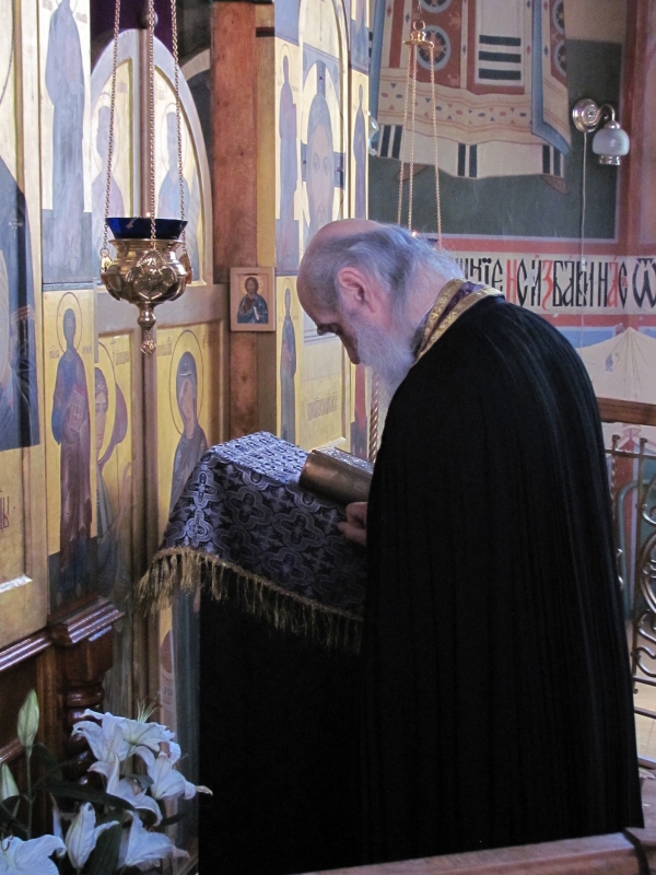 Der Priester bereitet sich durch Gebet auf das Beichthören vor.