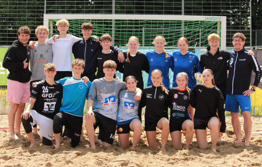 Zwei Teams, zwei erste Plätze! Unsere Beachhandballer dominierten das Turnier in Kropp – ungeschlagen zum Doppelsieg. Sandfüchse-Power!