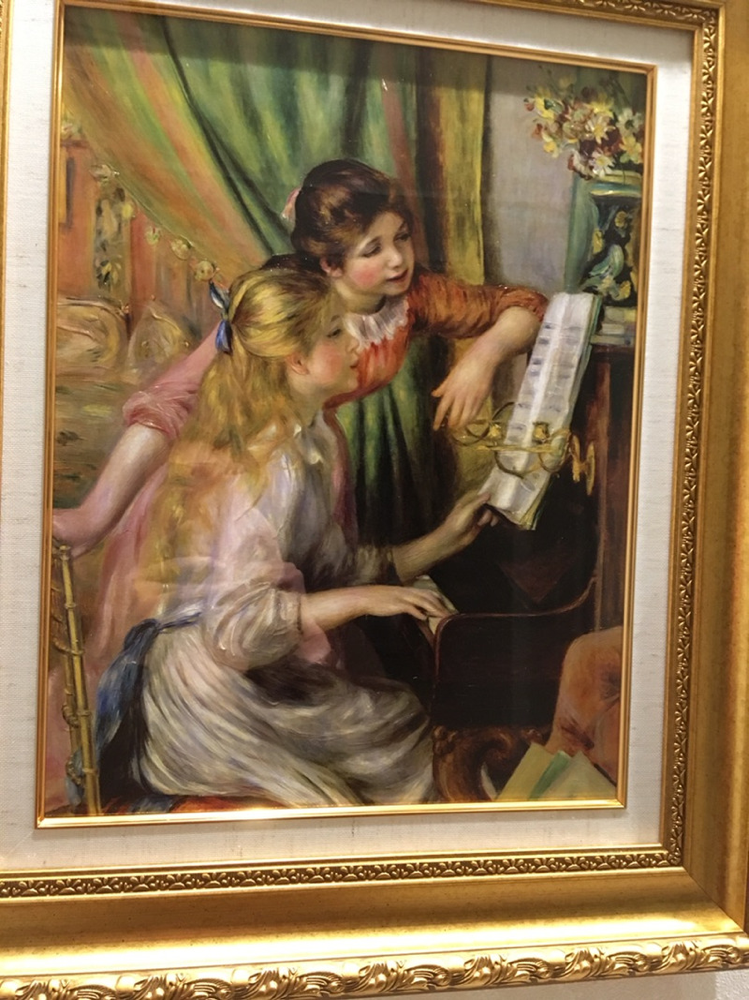 教室にはルノアールの「ピアノを弾く少女達」の絵画♪