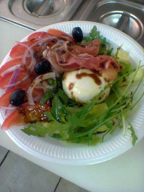 Vorspeise: Mozzarella mit Parmaschinken auf Rucolabett