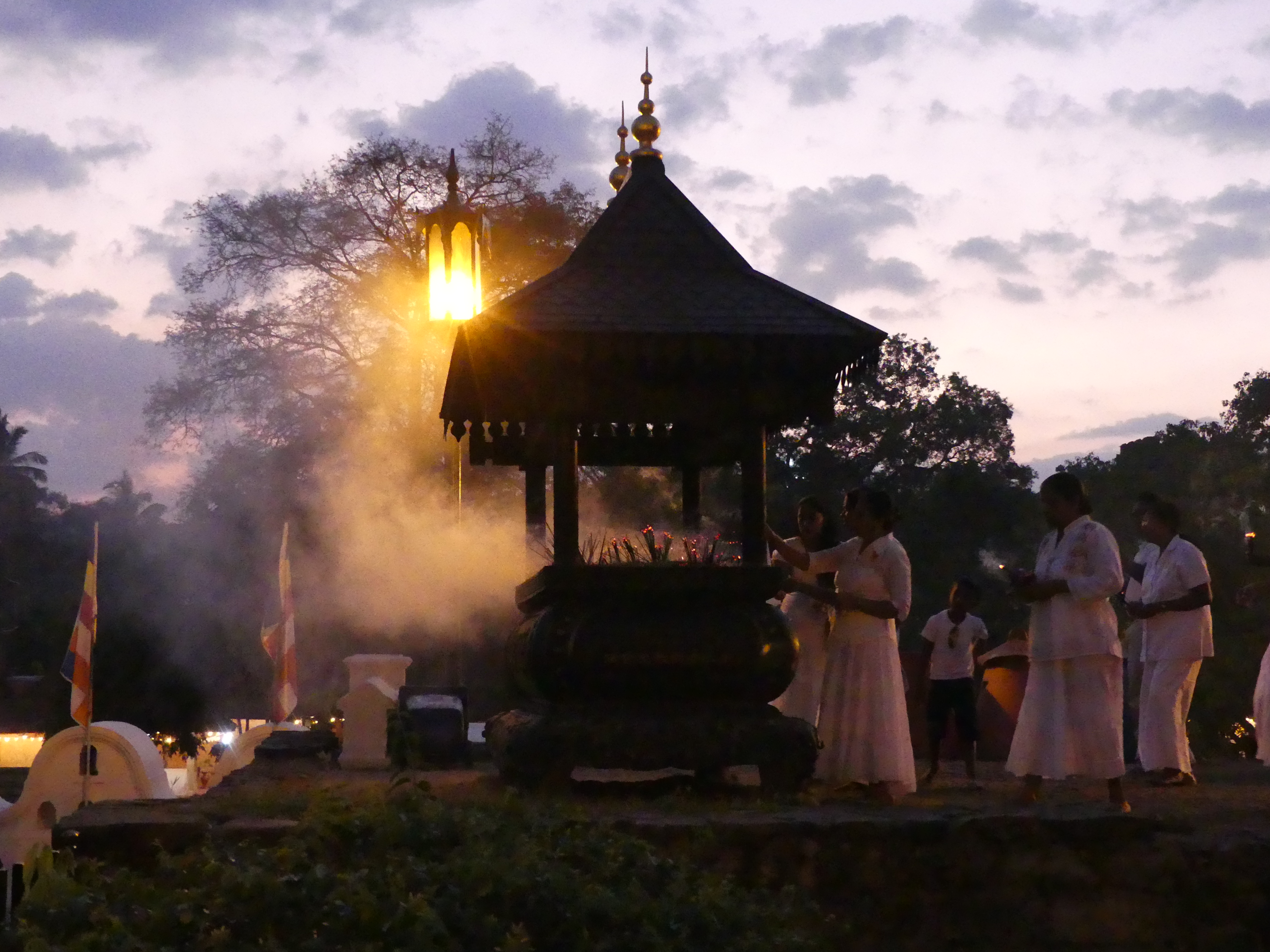 Temple de la dent de Bouddha, les fidèles brûlent l'encens