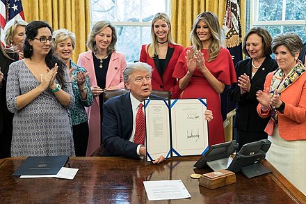 ホワイトハウスの執務室で「INSPIRE Women Act」の署名式に出席するイヴァンカ（右から4人目）＝2017年2月28日