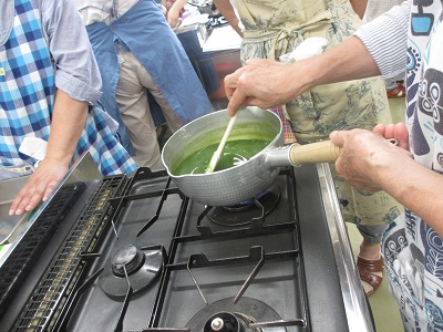 抹茶は茶道のお手前で使う本格抹茶を使用。