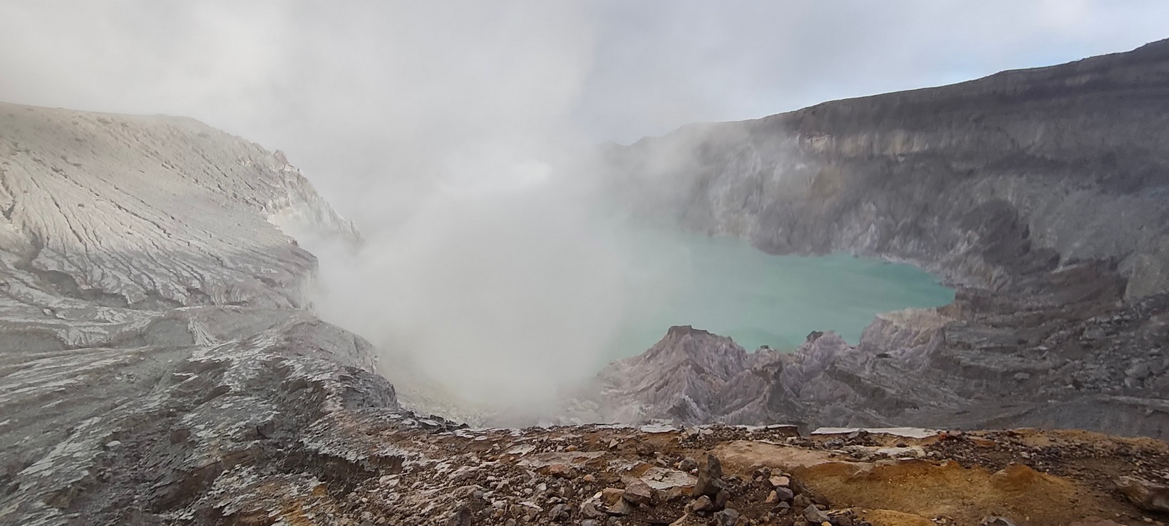 Volcan Ijen : flammes bleues, lac acide et tourisme de masse