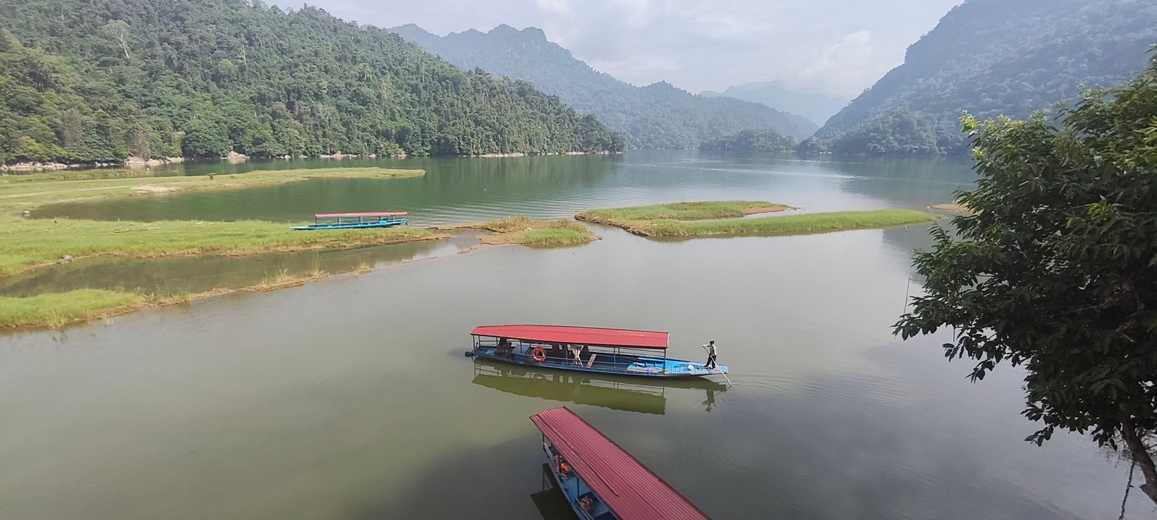Ba Bé Lake , le lac en toute tranquillité